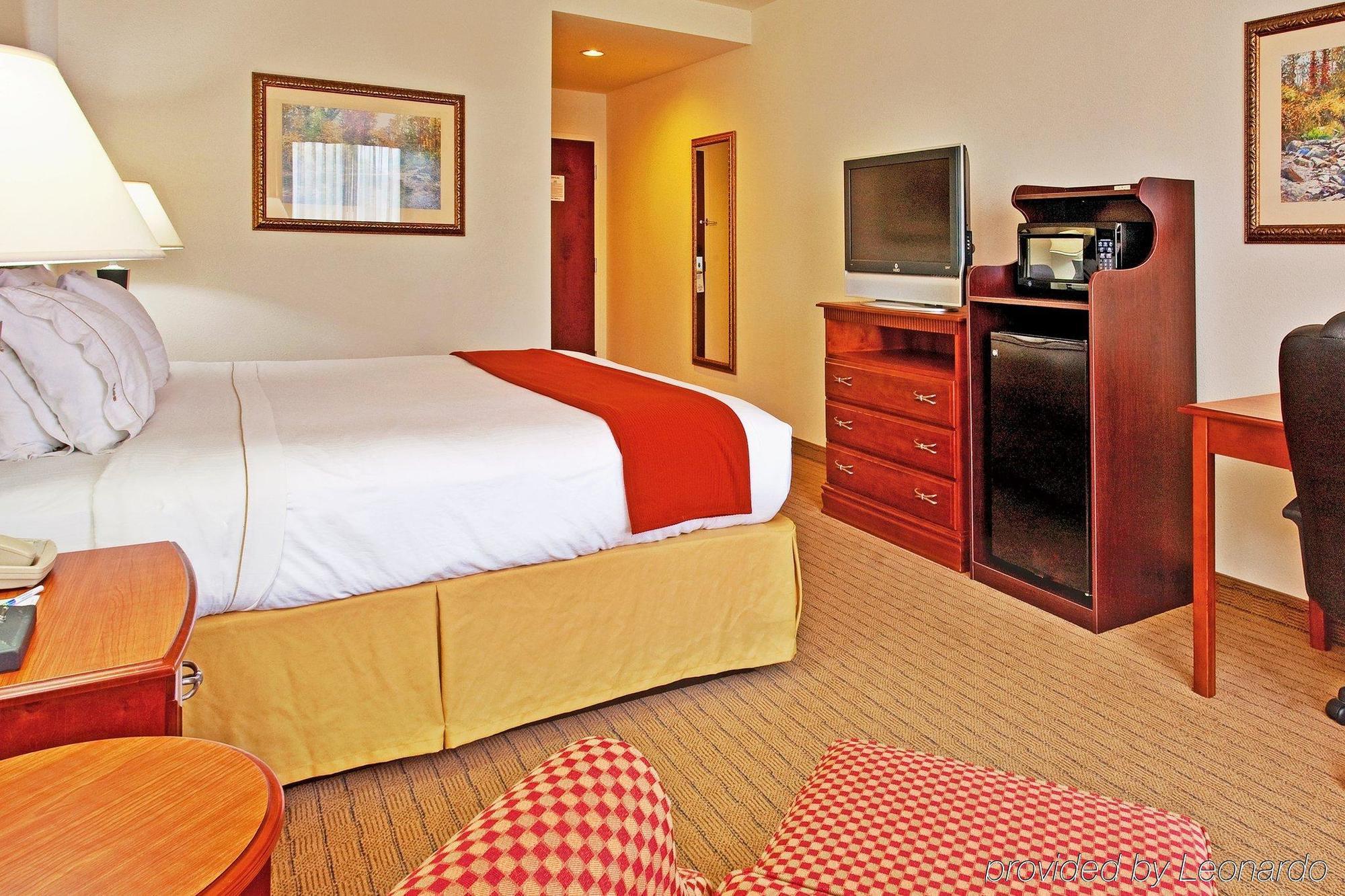 Holiday Inn Express & Suites Dyersburg By Ihg Екстериор снимка