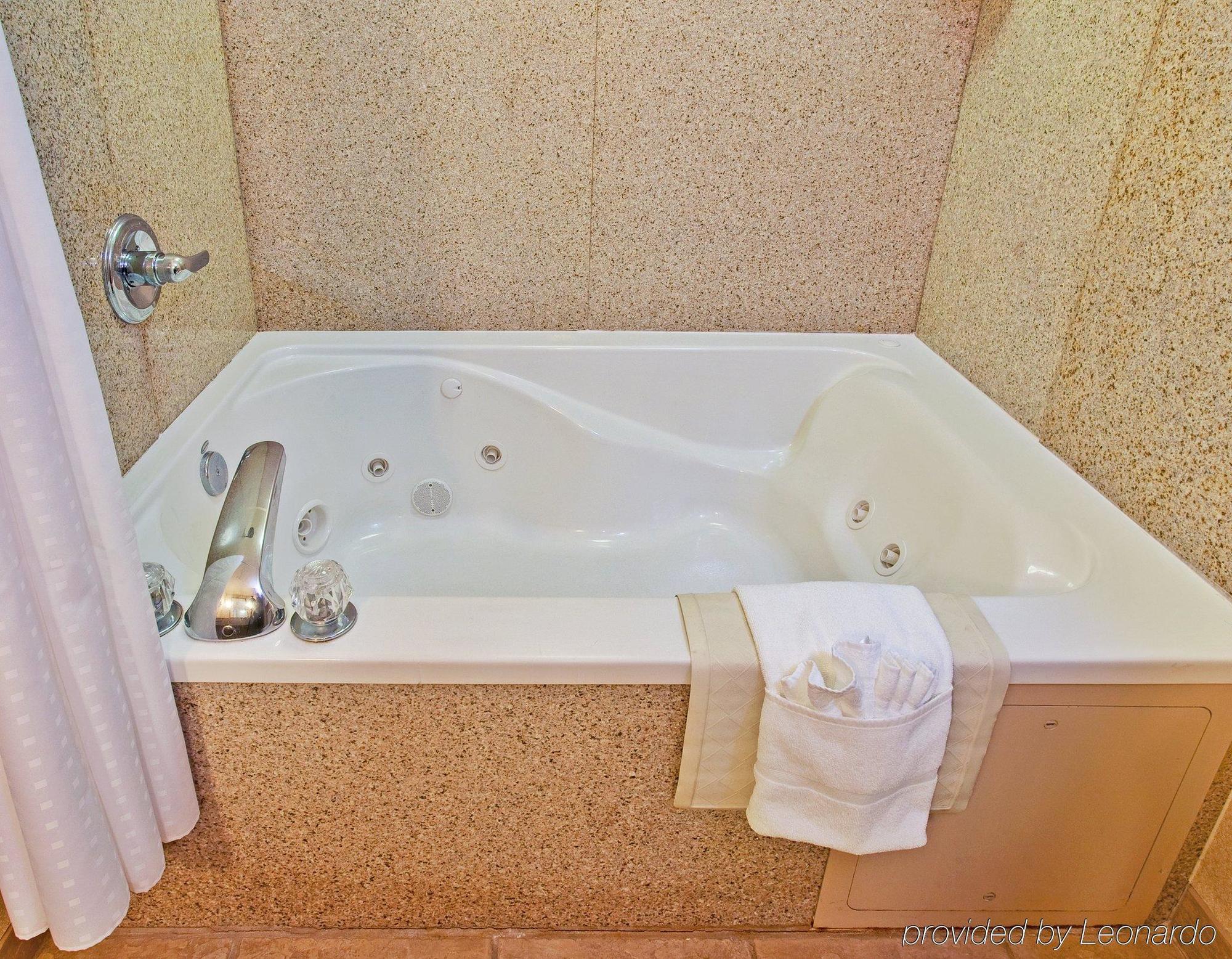 Holiday Inn Express & Suites Dyersburg By Ihg Стая снимка