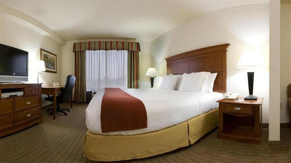 Holiday Inn Express & Suites Dyersburg By Ihg Екстериор снимка