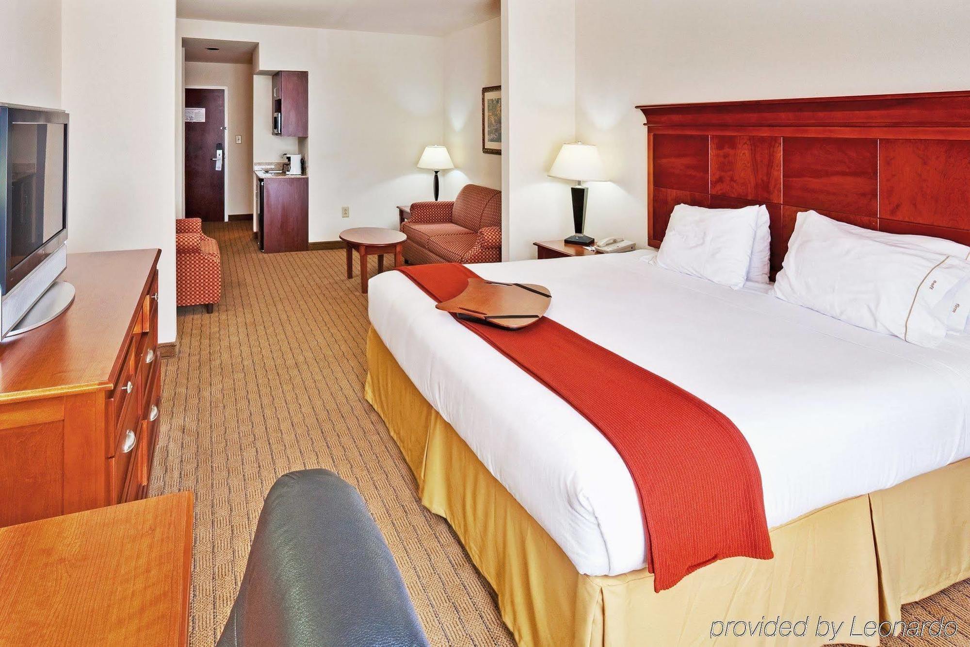 Holiday Inn Express & Suites Dyersburg By Ihg Стая снимка