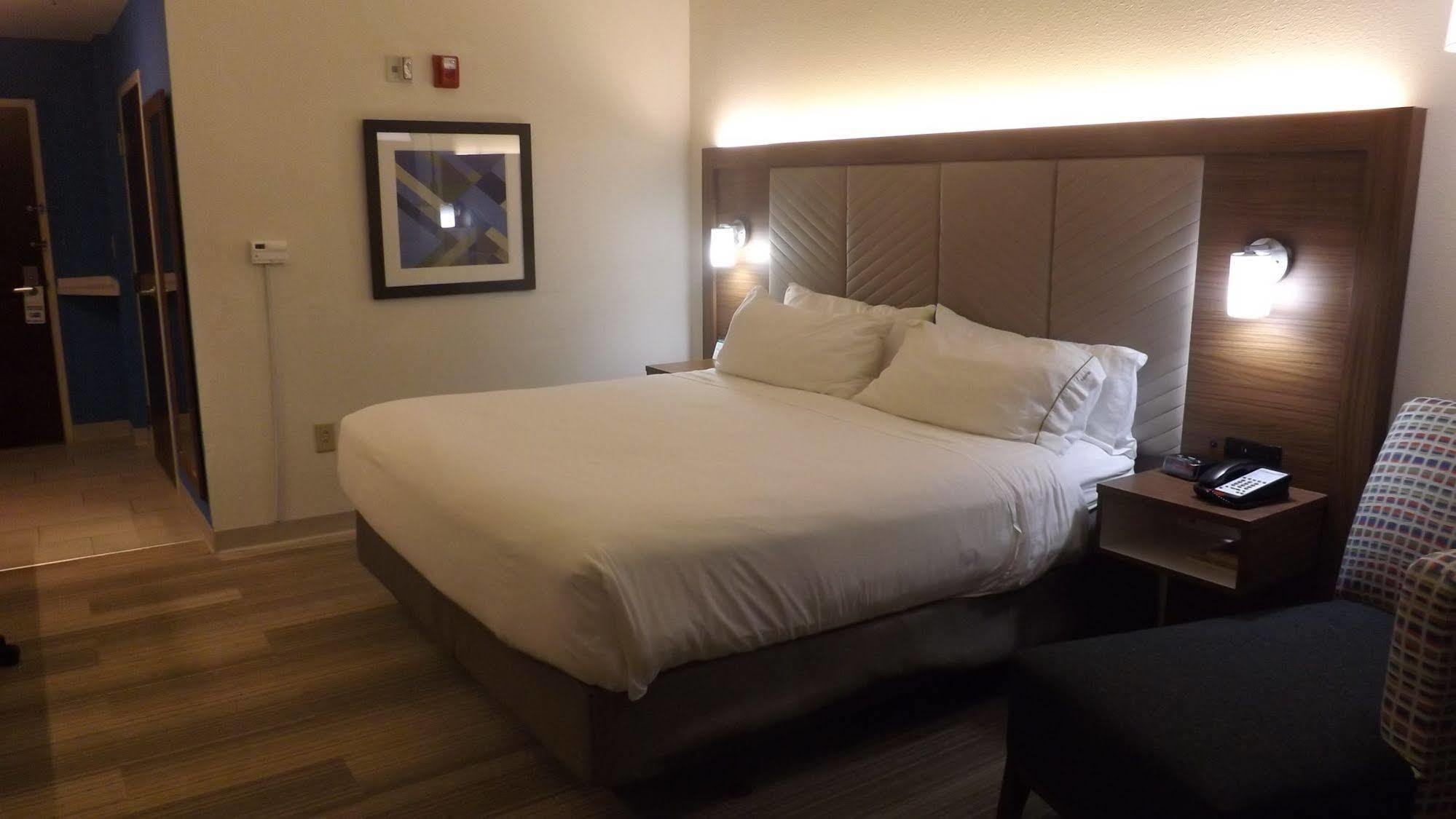 Holiday Inn Express & Suites Dyersburg By Ihg Екстериор снимка